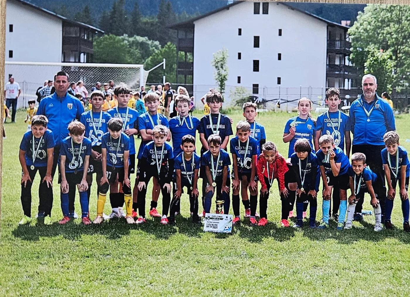 Generația 2014 a secției de fotbal cu trofeul Caraimanul Kids Cup